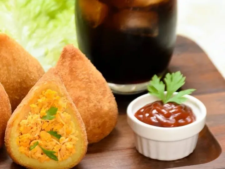Coxinha de frango do Sabor de Mãe, salgados tamanho lanche