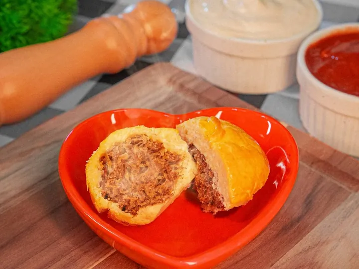 Empada de carne de sol com catupiry do Sabor de Mãe, salgados tamanho lanche