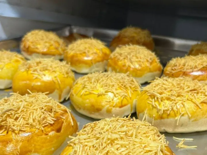 Pão de batata recheado de frango e catupiry do Sabor de Mãe, salgados tamanho lanche